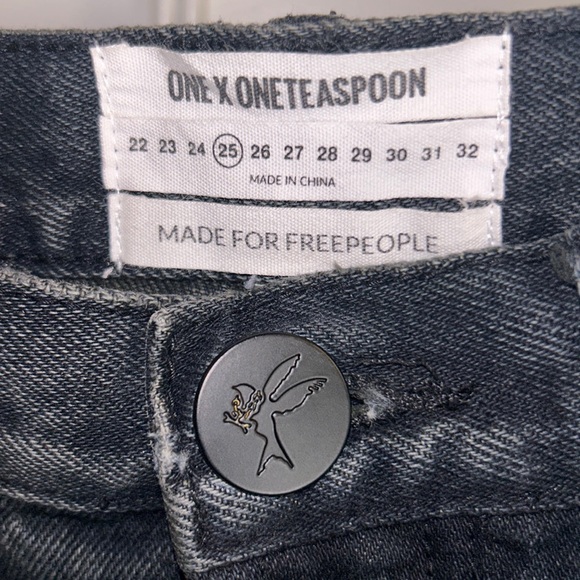 *2 FOR 40* One x One Teaspoon x Free People Bandits Black Denim Shorts Size 25 - Picture 2 of 5
